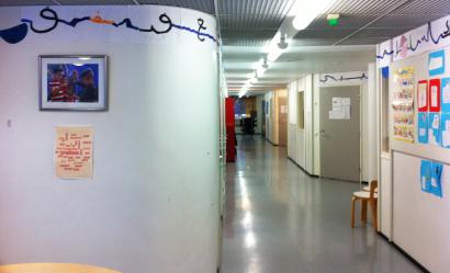 Koulun käytävän katonrajassa kulkee jatkuva oppilaiden askartelema arabian aakkosista koostuva aallokko