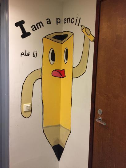 Seinälle maalattu kynähahmo 