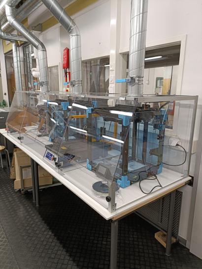 Kuvituskuva. 3D tulostimet voidaan sijoittaa osaksi muovimateriaalien lämpökäsittelyn linjaa tai sijoittaa monitoimitilaan.