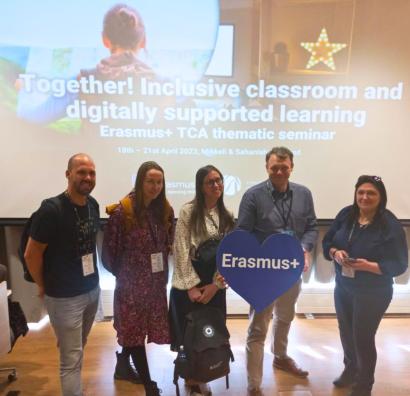 TCA-tapahtuman osallistujia ja Erasmus+ -sydän.