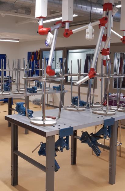 Kuvituskuva. Elektroniikan työtila voidaan sijoittaa myös metallityötilan yhteyteen ja mahdollistaa se esimerkiksi pöydänalle kääntyvien viilapenkkien avulla. Kuvassa kääntyvät viilapenkit käännettynä pöydän alle pois työskentelyn tieltä.