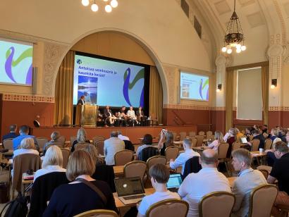LUKE-seminaarin panelistit ja yleisöä