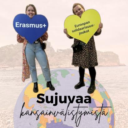 Podcastin pitäjät pitävät Erasmus+ ja Euroopan solidaarisuusjoukot -sydäntauluja. Näyttää siltä kuin he seisoisivat maapallon päällä. Taustalla on merellistä maisemaa ja alla teksti "Sujuvaa kansainvälistymistä".