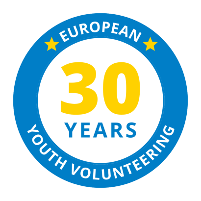 Ympyrä, jonka keskellä lukee "30 years" ja sinisellä ulkokehällä "European youth volunteering"